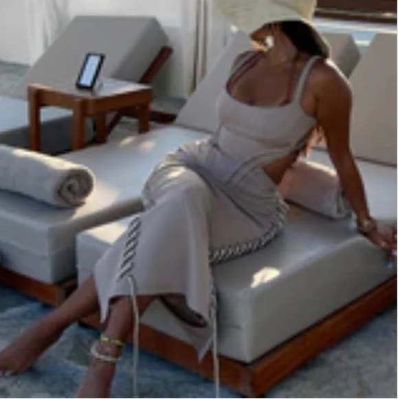 Elegant Cream Midi Dress - Picture 2 of 7